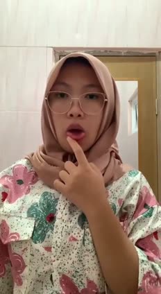 Hijab coklat imut berkacamata ngasih p4p di kantor