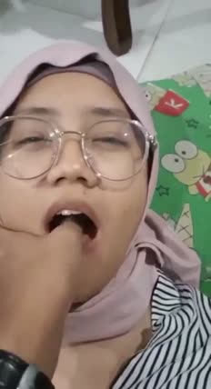 Hijab kacamata udah sagne berat.mp4