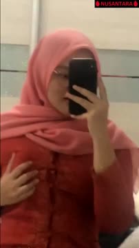 Jilbab pink kacamata pakai KEBAYA merah -.mp4