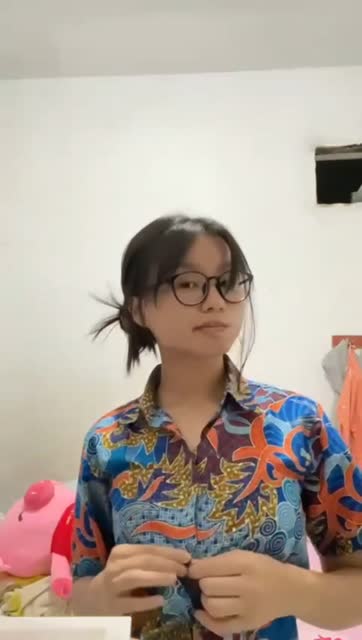 Bouciel Cindo Seragam Batik Pamer Tete.mp4
