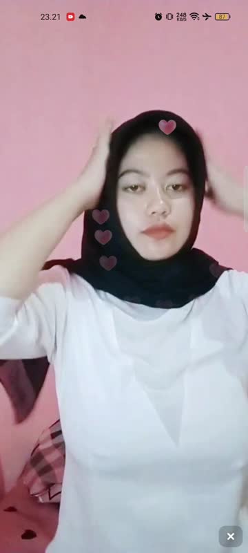 Jilbab Rika tobrut pamer memek sempit