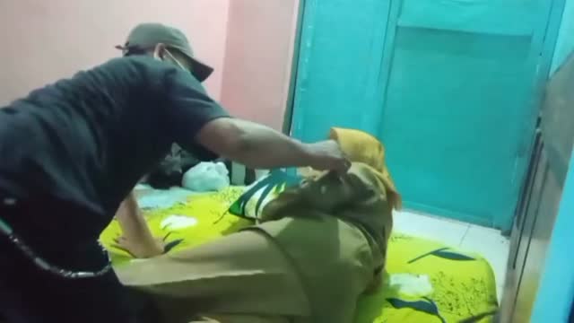 Ibu_PNS_Di_Pijit_Mbah_Maryono_Full_Durasi.mp4 - PoopHD.mp4