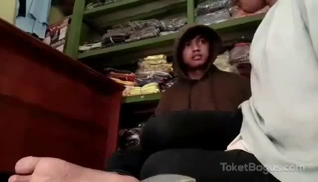 ABG viral disuruh jaga toko malah ngentot.mp4