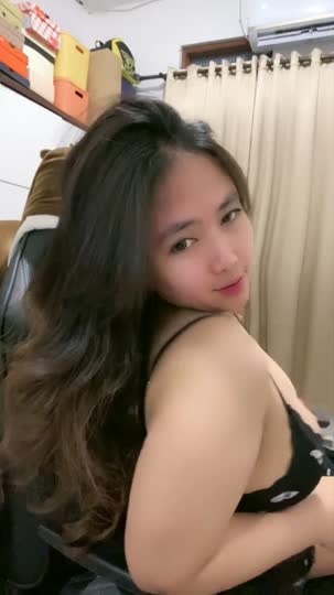 ×͜VID× 20231201 993085 - Unge Remas Gunung Kembar Bertanktop Hitam