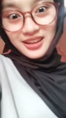 Cewek Jilbab Hijab Kacamata.mp4