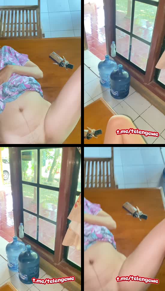 Tamu kurang ajar lagi asik ngobrol eh pembatu q di icibos juga di ruang tamu